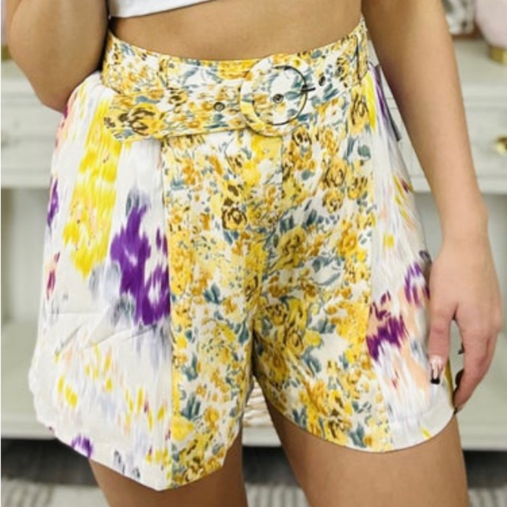 ⭐️ NWT - Entro - Belted Yellow Abstract Print Shorts - Womans Small